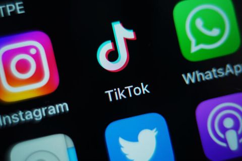 Tiktok-Logo auf einem Bildschirm