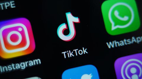Tiktok-Logo auf einem Bildschirm