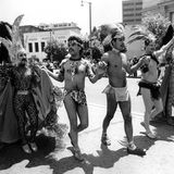 Doch der CSD als "Feiertag der Homosexuellen" ist mehr als nur ein Gedenktag der Aufstände des Stonewall Inn. Die Forderungen nach mehr Gleichberechtigung und die Demonstrationen gegen Kriminalisierung, Stigmatisierung und Ausgrenzung rühren von einem weiteren Aspekt: Dem Stolz und Selbstbewusstsein, Teil der LGBTQ+-Community zu sein und das auch zu zeigen. Denn "Pride" bedeutet übersetzt "Stolz" und soll zeigen, dass sich queere Menschen so lieben, wie sie sind – und dies auch zelebrieren dürfen, in bunten Kostümen mit Federn, Flügen und all dem, was sie schön fühlen lässt. 