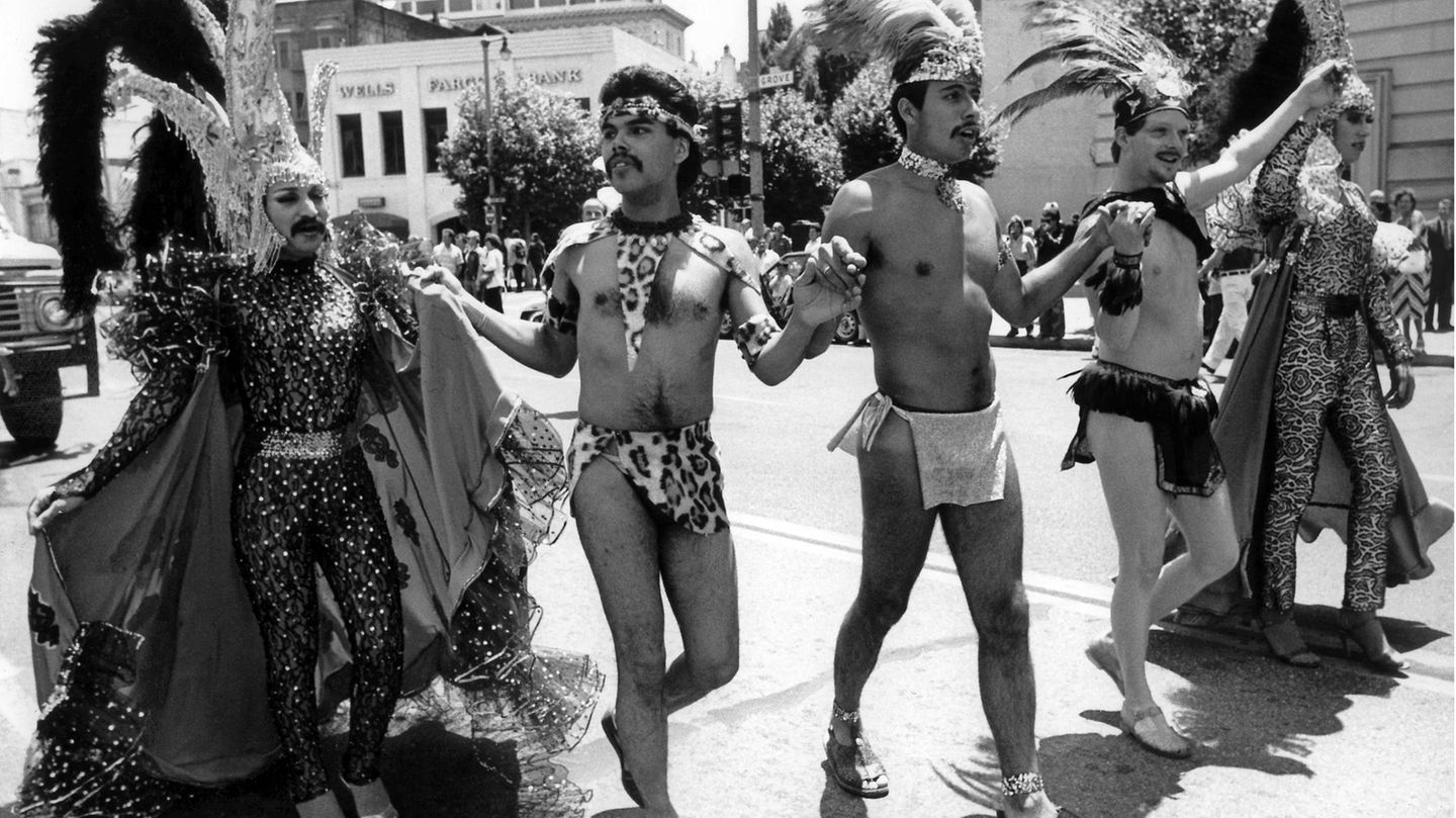 Doch der CSD als "Feiertag der Homosexuellen" ist mehr als nur ein Gedenktag der Aufstände des Stonewall Inn. Die Forderungen nach mehr Gleichberechtigung und die Demonstrationen gegen Kriminalisierung, Stigmatisierung und Ausgrenzung rühren von einem weiteren Aspekt: Dem Stolz und Selbstbewusstsein, Teil der LGBTQ+-Community zu sein und das auch zu zeigen. Denn "Pride" bedeutet übersetzt "Stolz" und soll zeigen, dass sich queere Menschen so lieben, wie sie sind – und dies auch zelebrieren dürfen, in bunten Kostümen mit Federn, Flügen und all dem, was sie schön fühlen lässt. 