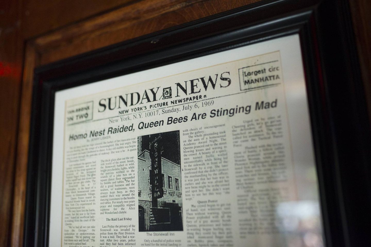 Heute erinnert ein Zeitungsartikel in der Bar an die Unruhen vor 54 Jahren. Auch wenn die Razzien und der Hass gegen Homosexuelle danach kein Ende nahmen, gelten die Aufstände als Grundlage der schwul-lebischen Kultur.