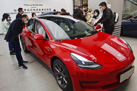 Kunden schauen sich ein Tesla-Fahrzeug in einem Showroom in Suzhou im Osten Chinas an