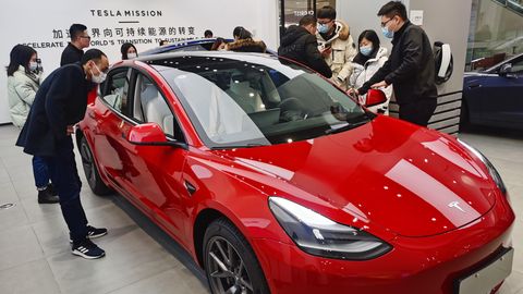Kunden schauen sich ein Tesla-Fahrzeug in einem Showroom in Suzhou im Osten Chinas an