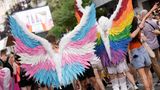 Am Wochenende fand der bislang größte CSD in Köln statt. Mit rund 220 angemeldeten Gruppen soll die Parade so lang wie noch nie gewesen sein. Mehr als 1,5 Millionen Menschen versammelten sich, um gemeinsam in regenbogenfarbenen Kostümen und knappen Outfits bei heißen Temperaturen zu feiern und friedlich zu demonstrieren. Auch prominente Politikerinnen und Politiker waren vor Ort, darunter Bundesgesundheitsminister Karl Lauterbach (SPD), Kulturstaatsministerin Claudia Roth (Grüne) und der Queerbeauftragte der Bundesregierung, Sven Lehmann (Grüne). Lauterbach sagte zum Auftakt der Demonstration, es sei ein "ganz klares Zeichen im Sinne der Toleranz".