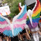 Am Wochenende fand der bislang größte CSD in Köln statt. Mit rund 220 angemeldeten Gruppen soll die Parade so lang wie noch nie gewesen sein. Mehr als 1,5 Millionen Menschen versammelten sich, um gemeinsam in regenbogenfarbenen Kostümen und knappen Outfits bei heißen Temperaturen zu feiern und friedlich zu demonstrieren. Auch prominente Politikerinnen und Politiker waren vor Ort, darunter Bundesgesundheitsminister Karl Lauterbach (SPD), Kulturstaatsministerin Claudia Roth (Grüne) und der Queerbeauftragte der Bundesregierung, Sven Lehmann (Grüne). Lauterbach sagte zum Auftakt der Demonstration, es sei ein "ganz klares Zeichen im Sinne der Toleranz".