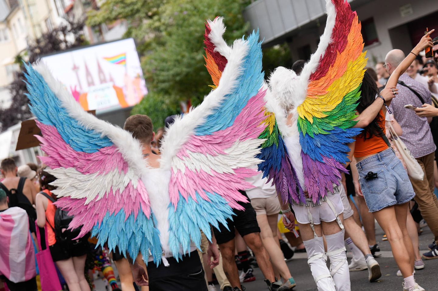 Am Wochenende fand der bislang größte CSD in Köln statt. Mit rund 220 angemeldeten Gruppen soll die Parade so lang wie noch nie gewesen sein. Mehr als 1,5 Millionen Menschen versammelten sich, um gemeinsam in regenbogenfarbenen Kostümen und knappen Outfits bei heißen Temperaturen zu feiern und friedlich zu demonstrieren. Auch prominente Politikerinnen und Politiker waren vor Ort, darunter Bundesgesundheitsminister Karl Lauterbach (SPD), Kulturstaatsministerin Claudia Roth (Grüne) und der Queerbeauftragte der Bundesregierung, Sven Lehmann (Grüne). Lauterbach sagte zum Auftakt der Demonstration, es sei ein "ganz klares Zeichen im Sinne der Toleranz".