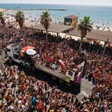 Mittlerweile haben sich die Demonstrationen zum 26. Juni über den ganzen Globus verteilt. In diesem Jahr feierten Zehntausende die größte Pride Parade im Nahen Osten. Sie versammelten sich an der Promenade der Küstenmetropole Tel Aviv, um zusammen zu feiern, zu tanzen oder einfach nur, um zu sein. Doch es gab auch ernste Anliegen: Der Fokus der Demonstrationen lag in diesem Jahr auf einigen als LGBTQ-feindlich erachteten Mitglieder der neuen ultrakonservativen Regierung unter Ministerpräsident Benjamin Netanjahu.   Die größte Pride Parade findet übrigens im brasilianischen São Paulo statt. Mehr als 3.000.000 Menschen nehmen jedes Jahr an den Feierlichkeiten teil und begleiten den Zug, der sich durch die gesamte Stadt zieht. 