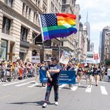 In zahlreichen Metropolen wie New York oder San Francisco finden die Paraden zum CSD hauptsächlich am 26. Juni statt. Anders ist das beispielsweise in Deutschland, wo die Paraden der unterschiedlichen Städte an verschiedenen Wochenenden zwischen April und Oktober stattfinden. Weltweit steht zudem der gesamte Monat Juni unter dem Stern des Pride. Im "Pride Month" finden zahlreiche Aktionen und Veranstaltungen zu den Themen Homosexualität, Queerness und Co. statt. Auch zahlreiche Firmen richten ihre Kampagnen in dieser Zeit entsprechend aus, ein Punkt, der von Anhängern der Bewegung zunehmend kritisiert wird, die sich von der Kommerzialisierung übermannt und von den Firmen ausgenutzt fühlen. Auch das die Märsche immer stärker zum Schauplatz politischer Parteien werden, missfällt vielen. Von der einstigen Graswurzelbewegung der 1970er und 80er-Jahre sei nicht mehr viel übrig geblieben. 