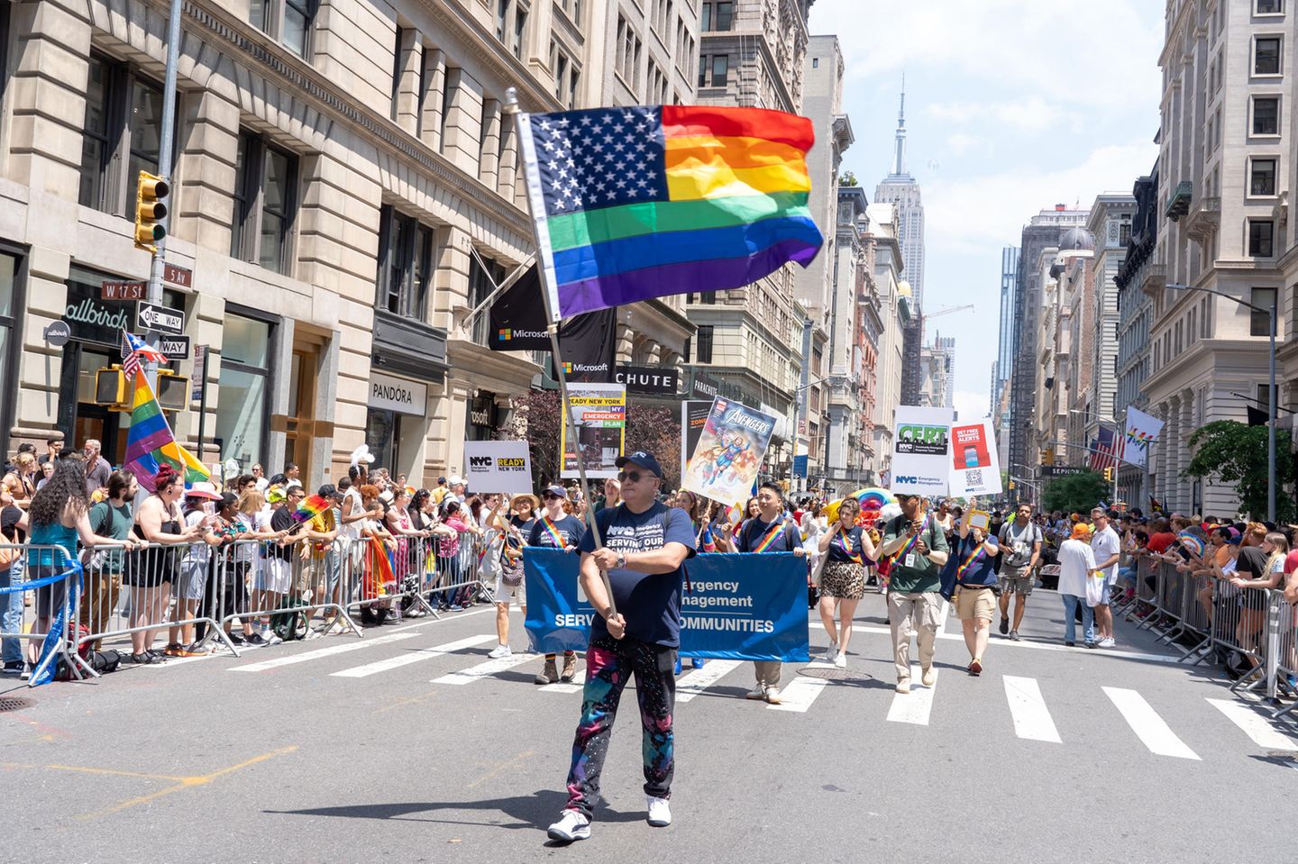 2023: Die Gay Parade fand wie jedes Jahr in New York City statt In zahlreichen Metropolen wie New York oder San Francisco finden die Paraden zum CSD hauptsächlich am 26. Juni statt. Anders ist das beispielsweise in Deutschland, wo die Paraden der unterschiedlichen Städte an verschiedenen Wochenenden zwischen April und Oktober stattfinden. Weltweit steht zudem der gesamte Monat Juni unter dem Stern des Pride. Im "Pride Month" finden zahlreiche Aktionen und Veranstaltungen zu den Themen Homosexualität, Queerness und Co. statt. Auch zahlreiche Firmen richten ihre Kampagnen in dieser Zeit entsprechend aus, ein Punkt, der von Anhängern der Bewegung zunehmend kritisiert wird, die sich von der Kommerzialisierung übermannt und von den Firmen ausgenutzt fühlen. Auch das die Märsche immer stärker zum Schauplatz politischer Parteien werden, missfällt vielen. Von der einstigen Graswurzelbewegung der 1970er und 80er-Jahre sei nicht mehr viel übrig geblieben.