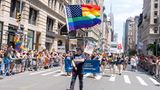 In zahlreichen Metropolen wie New York oder San Francisco finden die Paraden zum CSD hauptsächlich am 26. Juni statt. Anders ist das beispielsweise in Deutschland, wo die Paraden der unterschiedlichen Städte an verschiedenen Wochenenden zwischen April und Oktober stattfinden. Weltweit steht zudem der gesamte Monat Juni unter dem Stern des Pride. Im "Pride Month" finden zahlreiche Aktionen und Veranstaltungen zu den Themen Homosexualität, Queerness und Co. statt. Auch zahlreiche Firmen richten ihre Kampagnen in dieser Zeit entsprechend aus, ein Punkt, der von Anhängern der Bewegung zunehmend kritisiert wird, die sich von der Kommerzialisierung übermannt und von den Firmen ausgenutzt fühlen. Auch das die Märsche immer stärker zum Schauplatz politischer Parteien werden, missfällt vielen. Von der einstigen Graswurzelbewegung der 1970er und 80er-Jahre sei nicht mehr viel übrig geblieben. 