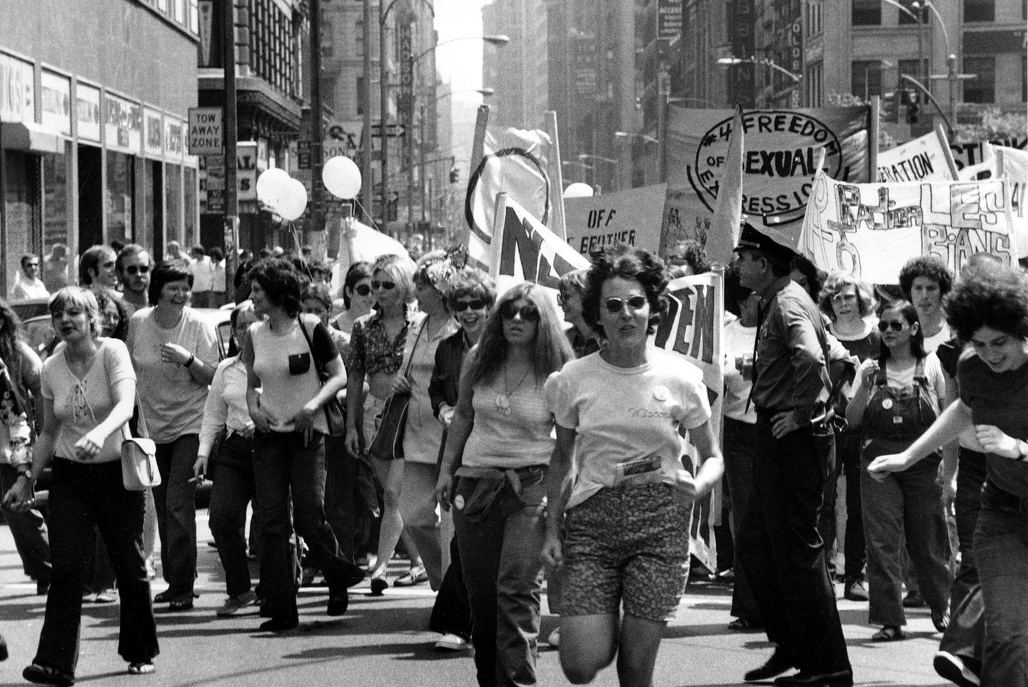 Nach den Stonewall-Unruhen gründeten sich weitere politische Gruppen wie die Gay Liberation Front, die mehr Toleranz für Homosexuelle auf "offiziellem Wege" einforderten. Auch die mediale Präsenz nahm zu und gab immer mehr Schwulen und Lesben die Möglichkeit, an die Öffentlichkeit zu gehen. Nach Jahren der Unterdrückung und Misshandlung bekamen sie endlich eine Stimme – und entwickelten damit den Mut, für ihre Rechte einzustehen. So versammelten sich ein Jahr nach dem Aufstand 4000 Homosexuelle, um an die Ereignisse im Stonewall Inn zu erinnern. Schwule und Lesben in anderen europäischen und US-amerikanischen Metropolen machten es ihnen nach – der Christopher Street Day als Gedenktag der internationalen Schwulenbewegung war geboren. Auf dem Foto sieht man Protestanten der ersten "Gay Pride Week" im Jahr 1971 in New York, bei der mehr als 3000 Menschen teilnahmen. 