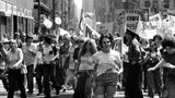 Nach den Stonewall-Unruhen gründeten sich weitere politische Gruppen wie die Gay Liberation Front, die mehr Toleranz für Homosexuelle auf "offiziellem Wege" einforderten. Auch die mediale Präsenz nahm zu und gab immer mehr Schwulen und Lesben die Möglichkeit, an die Öffentlichkeit zu gehen. Nach Jahren der Unterdrückung und Misshandlung bekamen sie endlich eine Stimme – und entwickelten damit den Mut, für ihre Rechte einzustehen. So versammelten sich ein Jahr nach dem Aufstand 4000 Homosexuelle, um an die Ereignisse im Stonewall Inn zu erinnern. Schwule und Lesben in anderen europäischen und US-amerikanischen Metropolen machten es ihnen nach – der Christopher Street Day als Gedenktag der internationalen Schwulenbewegung war geboren. Auf dem Foto sieht man Protestanten der ersten "Gay Pride Week" im Jahr 1971 in New York, bei der mehr als 3000 Menschen teilnahmen. 
