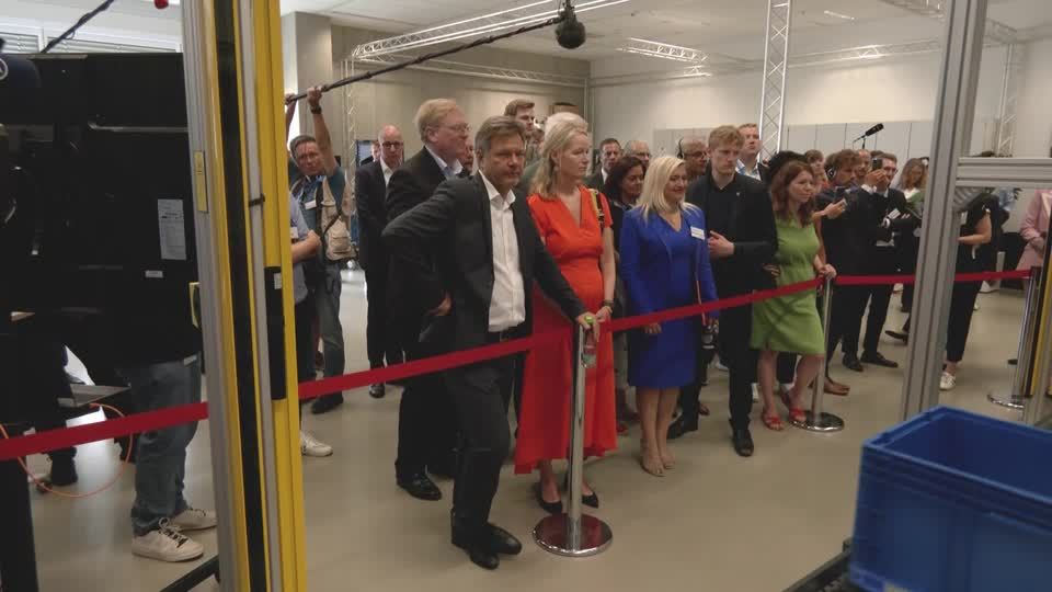 Video: "Habe schon so viel gelernt" - Habeck auf Sommertour bei Bosch