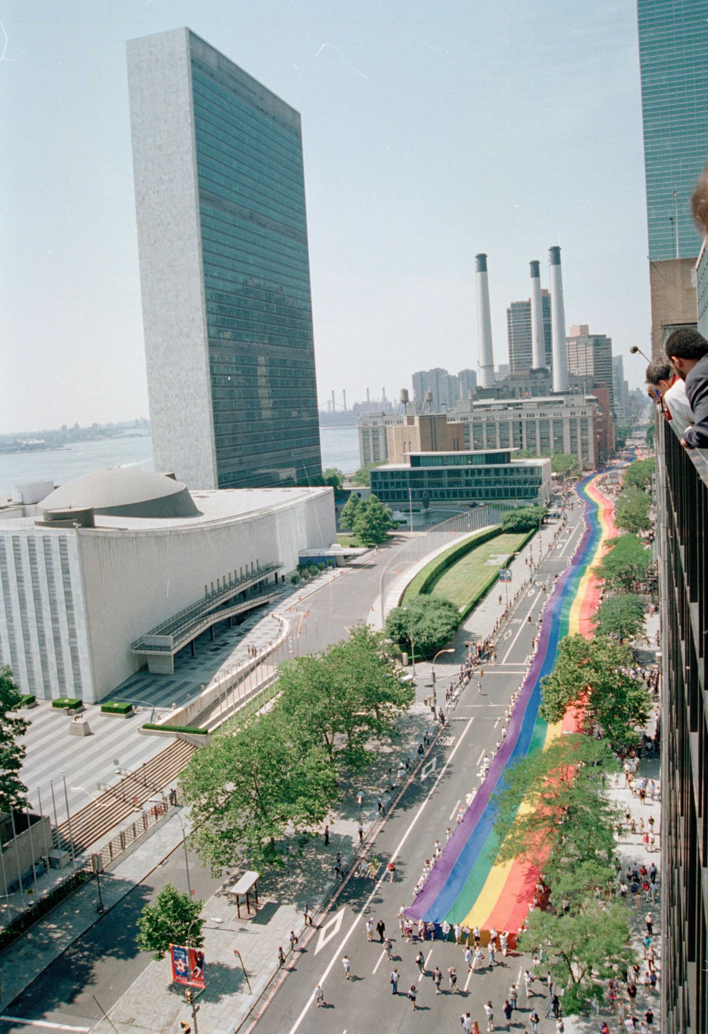 1994: Die Regenbogenflagge auf der 25. Gay Parade war mehr als eine Meile lang Der CSD am 26. Juni 1994 stand unter einem ganz besonderen Stern. Zum 25. Jahrestag der Stonewall-Proteste trugen die Demonstranten eine mehr als eine Meile (1,6 Kilometer) lange Regenbogenflagge durch die Straßen New Yorks.