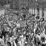 1978 kam es zu einem der bedeutsamsten und sichtbarsten Proteste in San Francisco. Tausende von Menschen versammelten sich zur "Gay Freedom Day"-Parade, im Zuge der der Aktivist Gilbert Baker auch das heute ikonische LGBTQ-Banner der Regenbogenfahne erstmals präsentierte.  Erst 1979, zum zehnten Jahrestag der Stonewall-Rebellion, gingen deutsche Schwulen und Lesben in Gedenken an die Ereignisse in Bremen, Köln und Berlin auf die Straße. Grund dafür ist die Schwulenbewegung, die sich hierzulande vorrangig aus der Studentenbewegung der 1960er heraus entwickelt hat. Die Protestanten forderten die Streichung des sogenannten Paragraphen 175, der sexuelle Handlungen zwischen Männern offiziell unter Strafe stellte und bis 1969 sogar noch unter verschärften Bedingungen der Nationalsozialisten galt. Sie zogen mit gemalten Plakaten, Megafon und in bunten Kostümen los und riefen: "Schwule, lasst das Gaffen sein, kommt herbei und reiht euch ein! – Lesben, erhebt euch, und die Welt erlebt euch!"