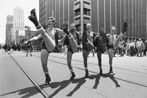 Der Begriff "LGBTQ", mit dem die queere Community heutzutage meist zusammengefasst wird, hat sie übrigens erst in den 2000ern entwickelt und entstammt der 1980 entwickelten Abkürzung "LGB", die lesbische, schwule und bisexuelle Menschen einer Kategorie zuordnet. LGBTQ geht einen Schritt weiter und steht für die englischen Begriffe "lesbian" (dt. lebisch), "gay" (dt. schwul), "bisexuell", "trans" und "queer". Er umfasst damit alle Menschen, die nicht heterosexuell und/oder cis-gender sind oder sich anderweitig der queeren Gemeinschaft zugehörig fühlen. 