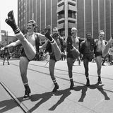 Der Begriff "LGBTQ", mit dem die queere Community heutzutage meist zusammengefasst wird, hat sie übrigens erst in den 2000ern entwickelt und entstammt der 1980 entwickelten Abkürzung "LGB", die lesbische, schwule und bisexuelle Menschen einer Kategorie zuordnet. LGBTQ geht einen Schritt weiter und steht für die englischen Begriffe "lesbian" (dt. lebisch), "gay" (dt. schwul), "bisexuell", "trans" und "queer". Er umfasst damit alle Menschen, die nicht heterosexuell und/oder cis-gender sind oder sich anderweitig der queeren Gemeinschaft zugehörig fühlen. 