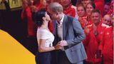 Bei den Invictus Games 2022 in Den Haag kündigt Herzogin Meghan ihren Ehemann und Gründer der Veteranen-Wettkämpfe an. Für die liebevollen Worte bedankt sich Prinz Harry mit einem innigen Schmatzer.