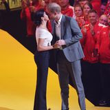 Bei den Invictus Games 2022 in Den Haag kündigt Herzogin Meghan ihren Ehemann und Gründer der Veteranen-Wettkämpfe an. Für die liebevollen Worte bedankt sich Prinz Harry mit einem innigen Schmatzer.