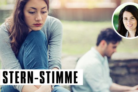 Beziehung: Eine Frau wendet sich von ihrem Mann im Hintergrund ab