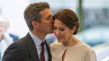 Kronprinz Frederik von Dänemark drückt seiner Mary beim Staatsbesuch in Deutschland 2015 einen Kuss auf die Wange.