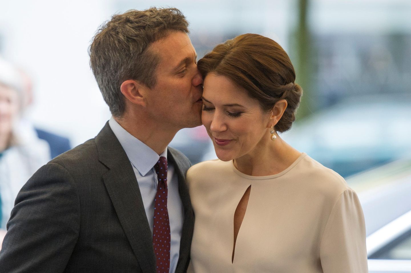 Kronprinz Frederik von Dänemark drückt seiner Mary beim Staatsbesuch in Deutschland 2015 einen Kuss auf die Wange.