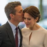 Kronprinz Frederik von Dänemark drückt seiner Mary beim Staatsbesuch in Deutschland 2015 einen Kuss auf die Wange.