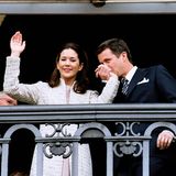 Im Oktober 2003 teilt der dänische Königshof mit, dass sich Kronprinz Frederik mit der Australierin Mary Donaldson verlobt hat. Nach der Zustimmung von Regierung und Königin Margrethe zeigt sich das Paar glücklich auf dem Balkon von Schloss Amalienborg. Unter dem Jubel der Royal-Fans drückt der künftige König seiner Liebsten einen Kuss auf die Hand.