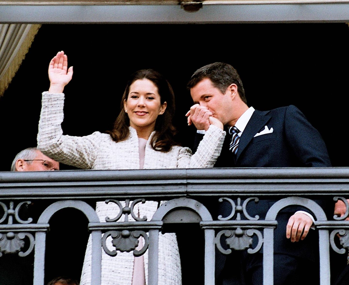 Bussi Bussi: Im Oktober 2003 teilt der dänische Königshof mit, dass sich Kronprinz Frederik mit der Australierin Mary Donaldson verlobt hat. Nach der Zustimmung von Regierung und Königin Margrethe zeigt sich das Paar glücklich auf dem Balkon von Schloss Amalienborg. Unter dem Jubel der Royal-Fans drückt der künftige König seiner Liebsten einen Kuss auf die Hand. Im Oktober 2003 teilt der dänische Königshof mit, dass sich Kronprinz Frederik mit der Australierin Mary Donaldson verlobt hat. Nach der Zustimmung von Regierung und Königin Margrethe zeigt sich das Paar glücklich auf dem Balkon von Schloss Amalienborg. Unter dem Jubel der Royal-Fans drückt der künftige König seiner Liebsten einen Kuss auf die Hand.