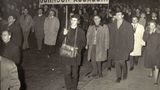 Die Zeit vor dem 28. Juni 1969, dem Tag der Stonewall-Aufstände, war geprägt von Protesten – nicht unbedingt für die Rechte von Homosexuellen, jedoch von Aufständen gegen den Vietnamkrieg und für mehr Freiheit im Generellen. Es tat sich also etwas in der Gesellschaft, wenn auch nicht für die Anhänger der LGBTQ+-Community. Denn nur die wenigsten Menschen hatten sich zu damaliger Zeit geoutet – aus Angst vor den gesellschaftlichen Konsequenzen und Reaktionen. Die Zeit der freien Liebe galt nicht für Homosexuelle. Bis zum Ende des Zweiten Weltkrieges vermuteten Psychiater die "Ursache" für Homosexualität in einem "hormonellen Ungleichgewicht", das es mit Medikamenten zu behandeln galt. Polizisten versuchten "Betroffene" auf regelmäßigen Razzien zu ahnden, um sie im besten Fall in Flagranti zu erwischen und der Prostitution anzuklagen.   Dennoch kristallisierte sich New York zunehmend als Treffpunkt homosexueller Menschen heraus. Ursache dafür waren unter anderem die zahlreichen, homosexuellen Kriegsveteranen, die nach dem Weltkrieg in die Metropole strömten, um sich hier niederzulassen. Gut 15 Jahre später hatte New York mehr als 40 schwule sowie etwa vier lesbische Bars, die Menschen trauten sich zunehmend – wenn auch nicht in der breiten Öffentlichkeit – zu ihrer Sexualität zu stehen. Im November 1950 wurde dann die erste homosexuelle Organisation der Vereinigten Staaten, die sich offiziell für die Rechte Homosexueller einsetzte, gegründet. 14 Jahre später ging eine Gruppe von etwa zehn homosexuellen Demonstranten erstmals auf die Straßen New Yorks, um für ihre Rechte öffentlich einzustehen – wenn auch mit wenig Erfolg, da Razzien und Hass weiterhin dominierten.