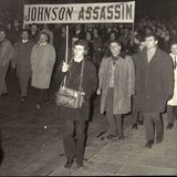 Die Zeit vor dem 28. Juni 1969, dem Tag der Stonewall-Aufstände, war geprägt von Protesten – nicht unbedingt für die Rechte von Homosexuellen, jedoch von Aufständen gegen den Vietnamkrieg und für mehr Freiheit im Generellen. Es tat sich also etwas in der Gesellschaft, wenn auch nicht für die Anhänger der LGBTQ+-Community. Denn nur die wenigsten Menschen hatten sich zu damaliger Zeit geoutet – aus Angst vor den gesellschaftlichen Konsequenzen und Reaktionen. Die Zeit der freien Liebe galt nicht für Homosexuelle. Bis zum Ende des Zweiten Weltkrieges vermuteten Psychiater die "Ursache" für Homosexualität in einem "hormonellen Ungleichgewicht", das es mit Medikamenten zu behandeln galt. Polizisten versuchten "Betroffene" auf regelmäßigen Razzien zu ahnden, um sie im besten Fall in Flagranti zu erwischen und der Prostitution anzuklagen.   Dennoch kristallisierte sich New York zunehmend als Treffpunkt homosexueller Menschen heraus. Ursache dafür waren unter anderem die zahlreichen, homosexuellen Kriegsveteranen, die nach dem Weltkrieg in die Metropole strömten, um sich hier niederzulassen. Gut 15 Jahre später hatte New York mehr als 40 schwule sowie etwa vier lesbische Bars, die Menschen trauten sich zunehmend – wenn auch nicht in der breiten Öffentlichkeit – zu ihrer Sexualität zu stehen. Im November 1950 wurde dann die erste homosexuelle Organisation der Vereinigten Staaten, die sich offiziell für die Rechte Homosexueller einsetzte, gegründet. 14 Jahre später ging eine Gruppe von etwa zehn homosexuellen Demonstranten erstmals auf die Straßen New Yorks, um für ihre Rechte öffentlich einzustehen – wenn auch mit wenig Erfolg, da Razzien und Hass weiterhin dominierten.