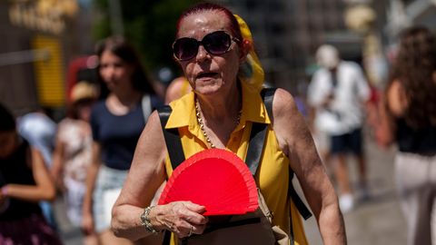 Ein weiterer Hitzesommer in Spanien: Eine Frau in Madrid fächelt sich Luft zu
