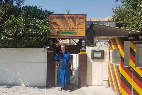 Ein Mann in einem Gewand, der Wirt, steht vor dem Eingang des "Deutschen Hofs" in Erbil