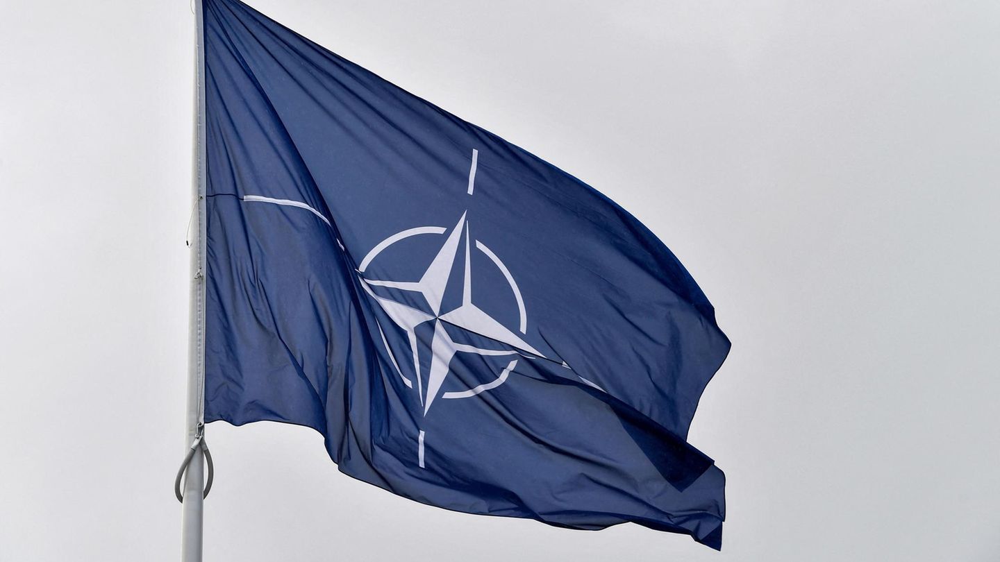 Die Flagge der Nato beim Hauptquartier in Brüssel