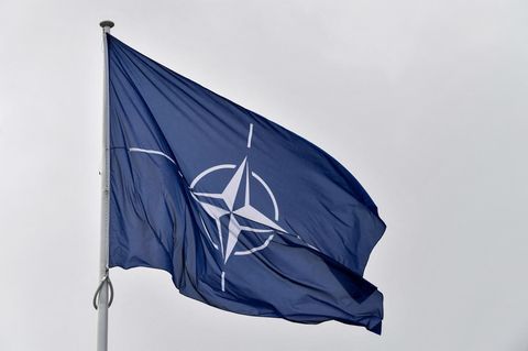 Die Flagge der Nato beim Hauptquartier in Brüssel