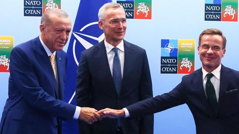 Nato-Gipfel: Recep Tayyip Erdogan, Präsident der Türkei, gibt Ulf Kristersson, Ministerpräsident von Schweden, die Hand