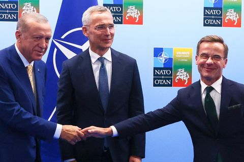 Nato-Gipfel: Recep Tayyip Erdogan, Präsident der Türkei, gibt Ulf Kristersson, Ministerpräsident von Schweden, die Hand