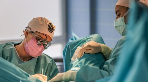 Pirkko Schuppan (l), Ärztin für Intimchirurgie, führt im Operationssaal eine Schamlippen-Operation durch