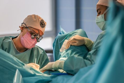 Pirkko Schuppan (l), Ärztin für Intimchirurgie, führt im Operationssaal eine Schamlippen-Operation durch