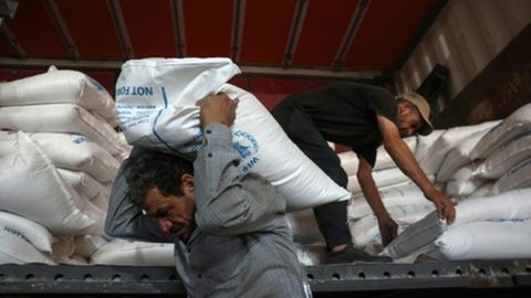 Säcke mit Lebensmitteln werden bei Bab al-Hawa an der Grenze zwischen Syrien und der Türkei verladen