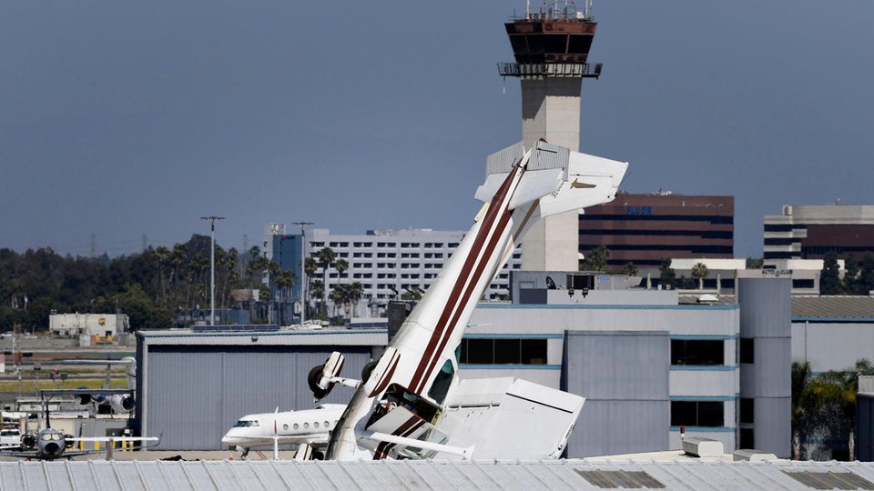Eine abgestürzte Cessna auf dem Dach eines Hangars am Long Beach Airport