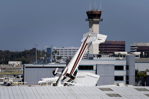 Eine abgestürzte Cessna auf dem Dach eines Hangars am Long Beach Airport