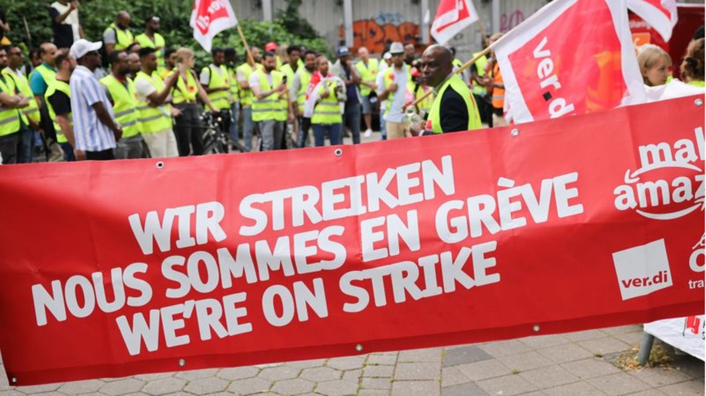 Beschäftigte von Amazon bei einer Demonstration unter dem Titel "Make Amazon Pay! Für gute und gesunde Arbeit bei Amazon!" vor d