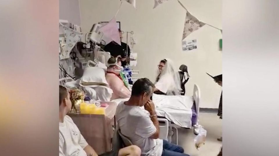 Hochzeit im Krankenhaus: Einen Tag später verstirbt der Bräutigam Nur einen Tag nach der Hochzeit stirbt Ryan Dack – doch zuvor ist sein größter Wunsch in Erfüllung gegangen: Nachdem die Ärzte dem schwerkranken Mann mitgeteilt hatten, dass sie nichts mehr für ihn tun können, wollte er schnellstmöglich seine Freundin heiraten.