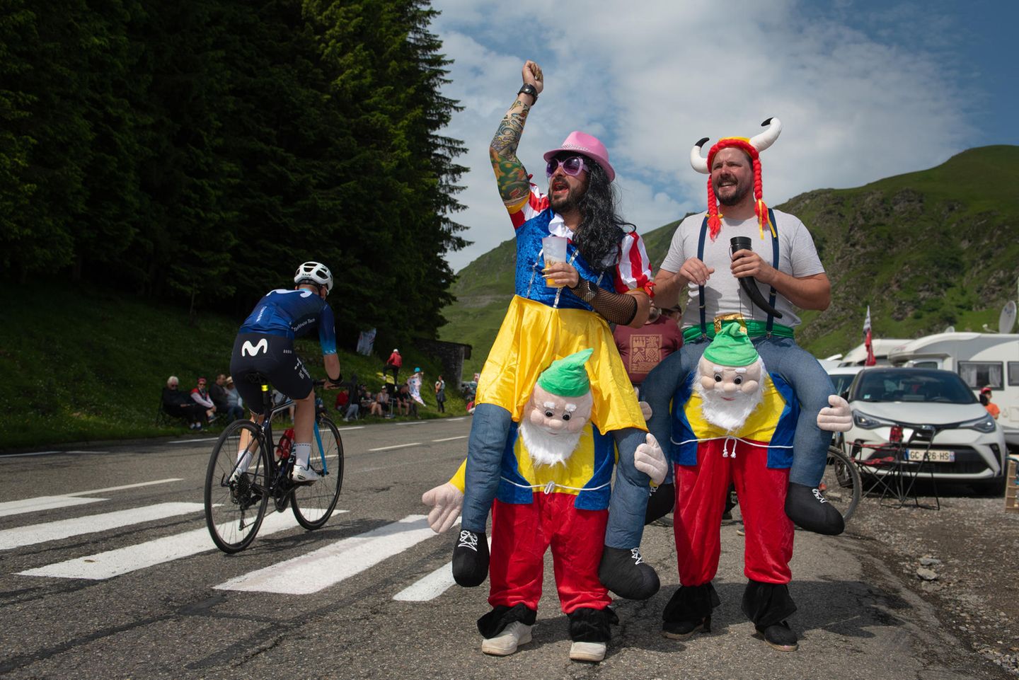 Auf den Schultern von Zwergen, feuern die Fans die Teilnehmer der Tor de France an