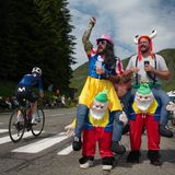Auf den Schultern von Zwergen, feuern die Fans die Teilnehmer der Tor de France an