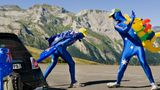 Australische Fans der Tour de France tragen ein Ganzkörperoutfit mit Flagge drauf. Einer hält ein aufblasbares Känguru im Arm