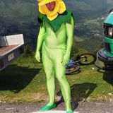 Traurig lässt dieser Fan, am Rande der Tour de France, sein mit Blüten geschmücktes Köpfchen hängen