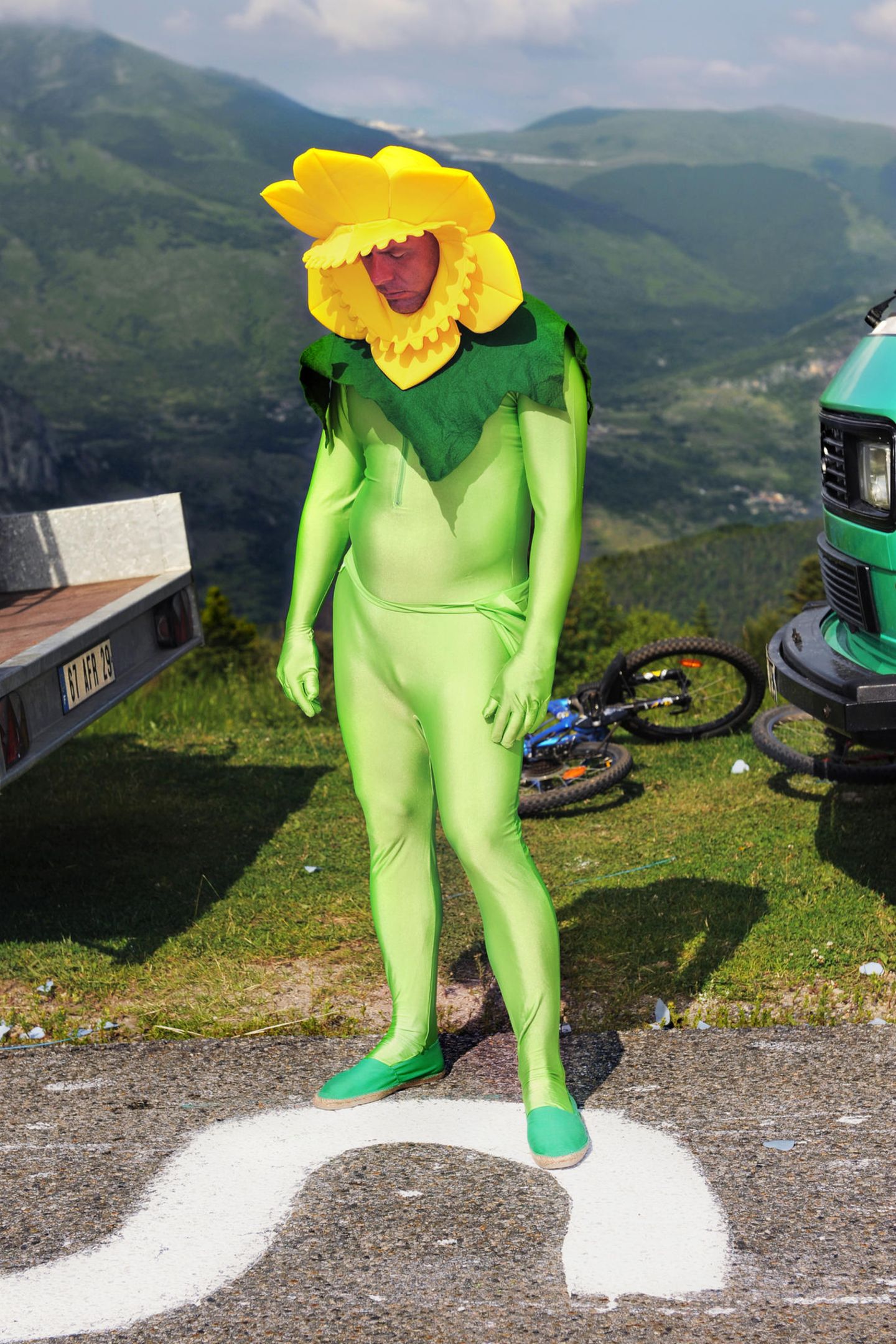Traurig lässt dieser Fan, am Rande der Tour de France, sein mit Blüten geschmücktes Köpfchen hängen
