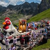 Auch aufwändig geschmückte Festwagen fahren auf der Strecke der Tour de France